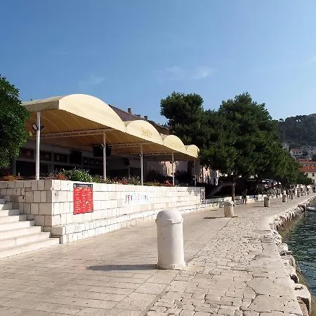 호텔 Delfin Hvar 2*