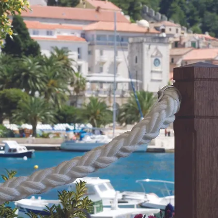 호텔 Delfin Hvar 2*