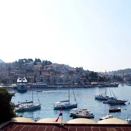 호텔 Delfin Hvar 2*