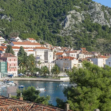 Delfin Hvar 2*