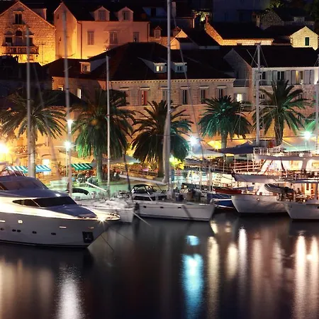 Delfin Hvar