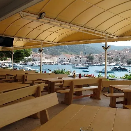 Delfin Hvar 2*